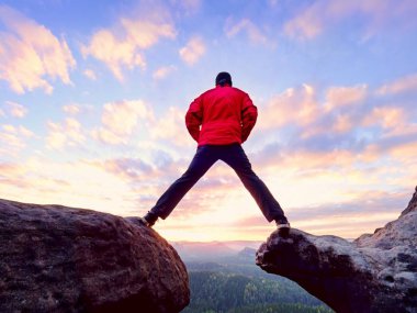 Günbatımı ve ufuk güzel peyzaj üzerinde izleyen dağlarda, hiking adamım. 