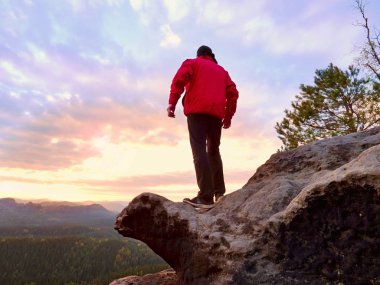 Günbatımı ve ufuk güzel peyzaj üzerinde izleyen dağlarda, hiking adamım. 
