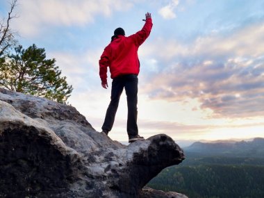 Günbatımı ve ufuk güzel peyzaj üzerinde izleyen dağlarda, hiking adamım. 
