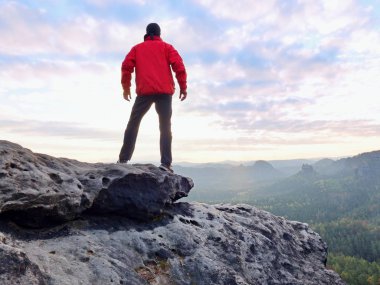 Adam Dağı'nda zirve ile güneş bulutların üzerinde açık havada faaliyetleri.