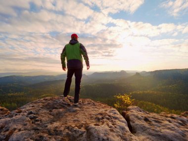 Günbatımı ve ufuk güzel peyzaj üzerinde izleyen dağlarda, hiking adamım. 