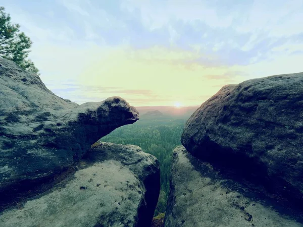 Der Gipfel des Sandsteingipfels ist leer. warme Strahlen der aufgehenden Sonne. — Stockfoto