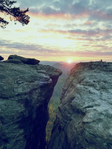 Der Gipfel des Sandsteingipfels ist leer. warme Strahlen der aufgehenden Sonne. — Stockfoto