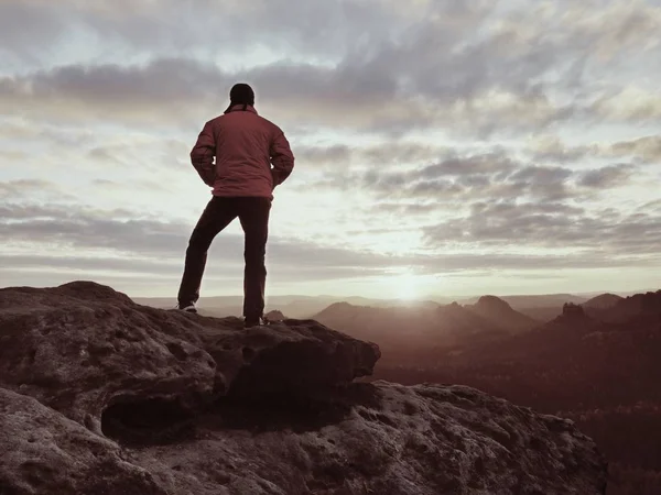 Escursionista di sesso maschile a piedi sulla cima della montagna guardando bellezza paesaggio mattutino . — Foto Stock