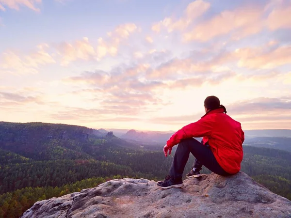 Man vandra i bergen, titta på solnedgången och horisonten över vackra landskap. — Stockfoto