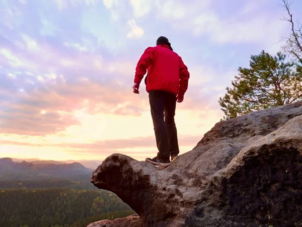 Hombre caminando en las montañas, observando el atardecer y el horizonte sobre un hermoso paisaje . — Foto de Stock