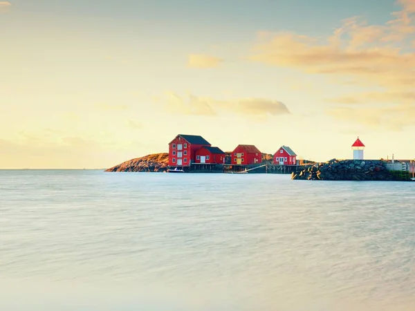 Vue sur le bord de mer, surplombant les chalets typiques de la côte, en Norvège . — Photo
