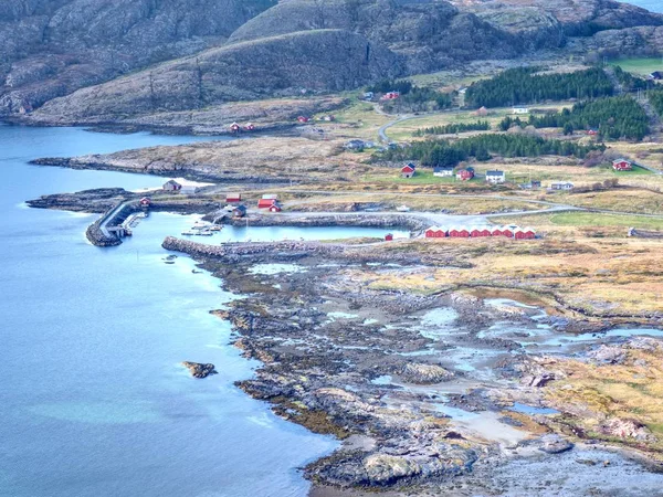 Krajobraz Norwegia Skandynawia. Widok z lotu ptaka do zatoki z wioski rybackiej. — Zdjęcie stockowe