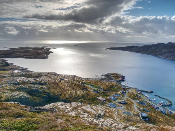 Vista aérea a bahía con pueblo pesquero. Paisaje escandinavo distintivo — Foto de Stock
