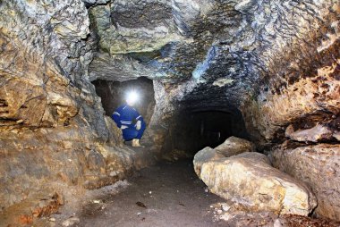 Madenci adam Yeraltı maden tünelde. Tulum, kask işçi