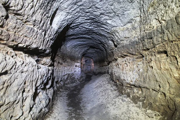 Il vecchio tunnel dell'acqua, le grotte minate. La grotta. tunnel di arenaria pareti inumidite . — Foto Stock