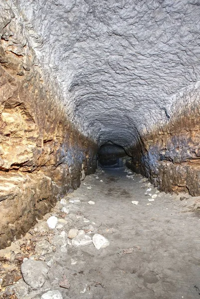 Le vieux tunnel d'eau, les grottes minées. La grotte. Tunnel de grès murs humidifiés . — Photo
