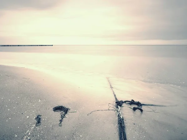 Solnedgången vid havet, ön är hidding i dimma. Smidig vattennivån inom vindstilla, — Stockfoto