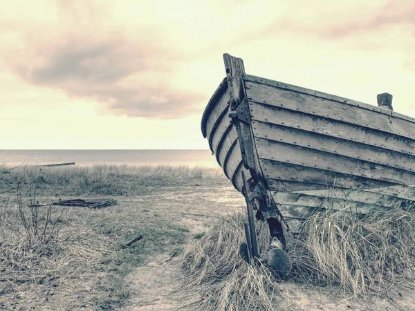 Verlassenes Fischerboot am Ufer des Meeres. Morgen stille Bucht in windstillen. — Stockfoto