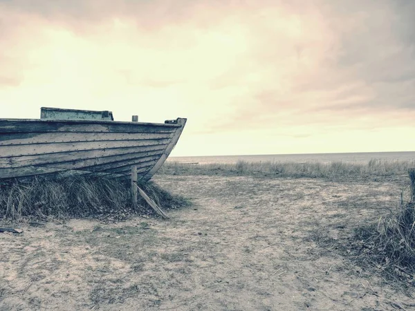 Bateau naufragé abandonné coincé dans le sable. Vieux bateau en bois sur le rivage sablonneux — Photo