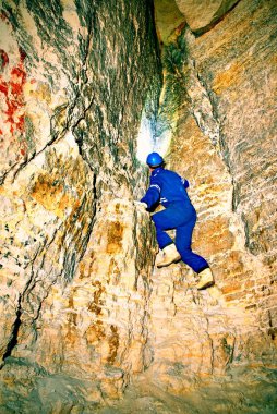 Adam iş yerin altında karanlık tünelde. Personel koruyucu kıyafetli çökeller kontrol