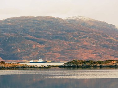 Taş ve kayalar kıyısında. Zavallı sıcak gün batımı hafif, yumuşak su.  