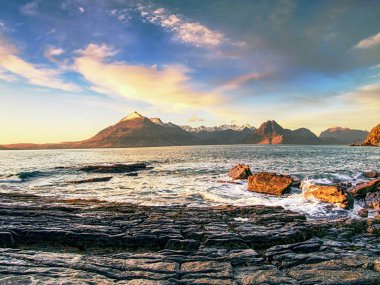 Ünlü kayalık bay, Elgol üzerinde Isle of Skye, İskoçya. Cuillins dağın