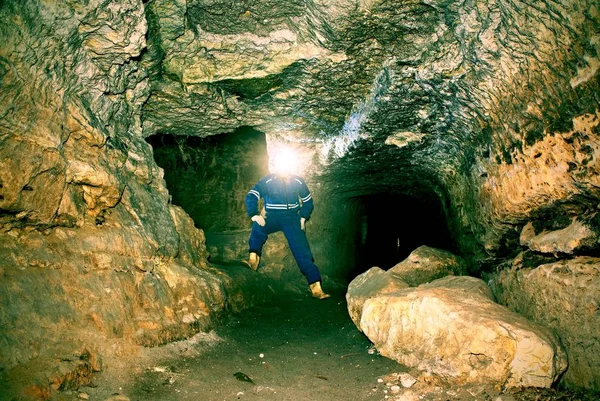 Travailleur approuvant avec le pouce levé. Succès geste travailleur en combinaison de protection — Photo