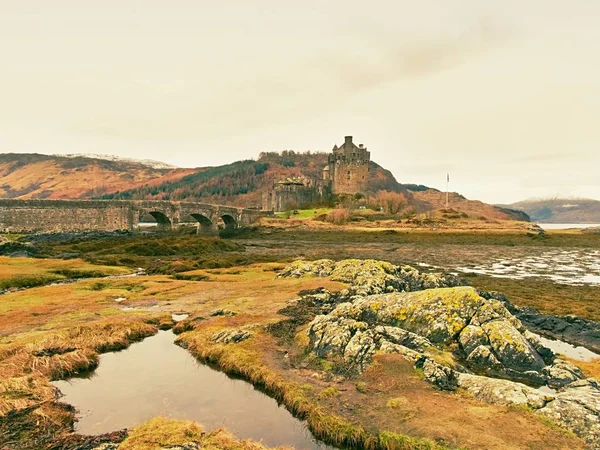 Eilean Donan Castle with a stone bridge above the water,  Scotland, — Stock Photo, Image