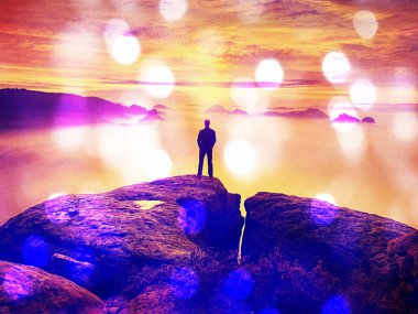 Soyut etkisi. Adam daybreak içinde tepe üzerinde kalıp puslu peyzaj üzerinde izlemek. Güzel sonbahar 