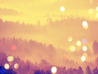 Soyut etkisi. Güzel vadi puslu görünüme. Ağır Sis Peaks'e kumtaşı