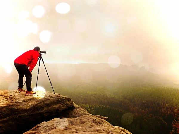 Effetto astratto. Fotografo natura preparare fotocamera per scattare foto impressionanti di nebbioso paesaggio autunnale — Foto Stock