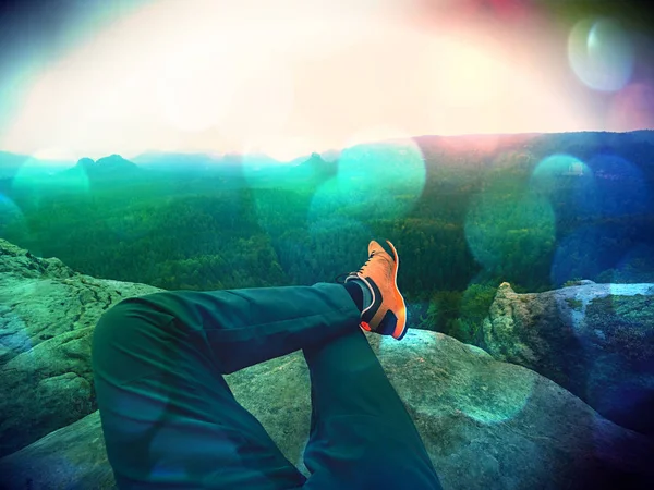 Абстрактный эффект. Уставший турист лег и наслаждается видом на пейзаж на своих усталых ногах в сапогах . — стоковое фото