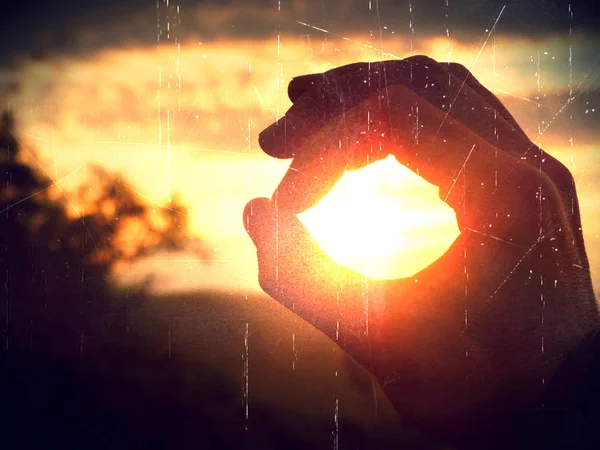 Efecto abstracto. La mano del hombre toca Sun. Círculo de dedos. Amanecer brumoso en hermoso paisaje  . — Foto de Stock