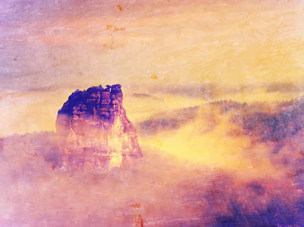 Abstrakte Wirkung. Herbstsonnenaufgang im Gebirge innerhalb der Umkehrung. Berggipfel lösen sich aus Nebel — Stockfoto