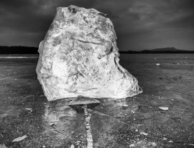 Yüzen buz kütlesi ve karanlık donmuş ve düz zeminde ezilmiş buz. Ezilmiş buz parlayan
