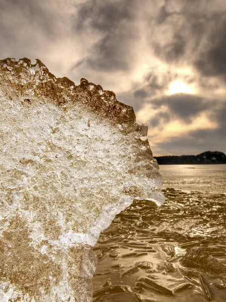 Bevroren modder, plas van modderig water. Bruin zilver ijs — Stockfoto