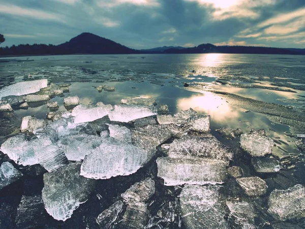 Fusion des glaciers et élévation du niveau des rivières. Le résultat d'actions humaines dangereuses . — Photo