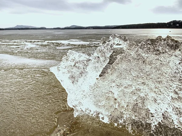 Gelo a derreter na praia. Detalhe de gelo floe com rachaduras profundas dentro — Fotografia de Stock