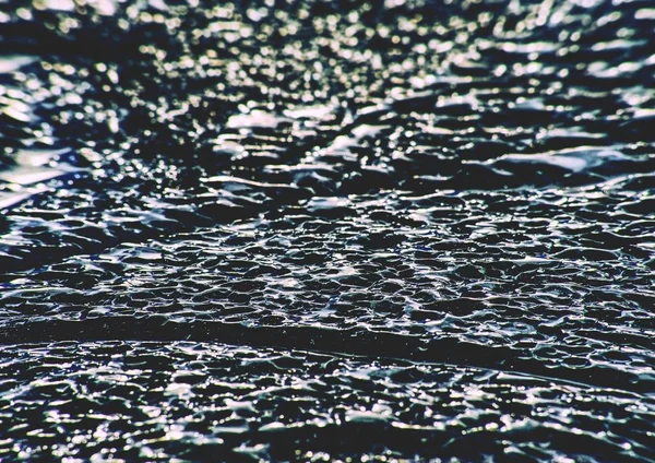 Gelo e fendas de gelo na superfície do lago congelado. Textura de gelo de geleira . — Fotografia de Stock