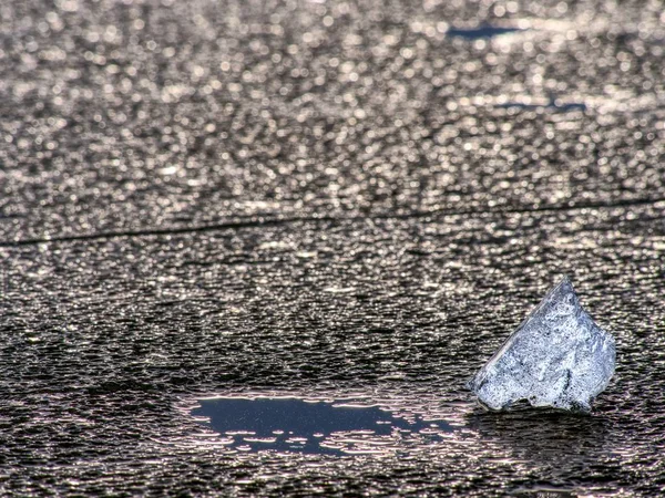 Detail zmrzlé ledové listu. Ice praskliny tvořící povrch, kry tekoucí studené řece — Stock fotografie