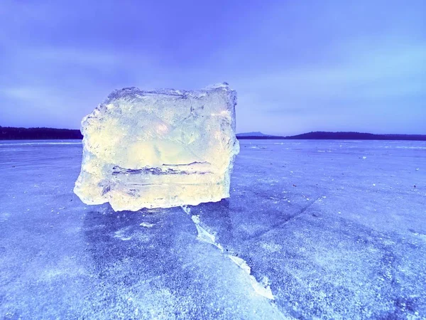 Blocchi di ghiaccio splendente e neve sulla riva. I floes e il ghiaccio tritato — Foto Stock