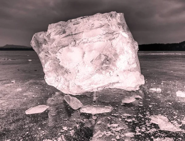 Natural ice blocks. Ice floe break due to wind against the shore and move. — Stock Photo, Image