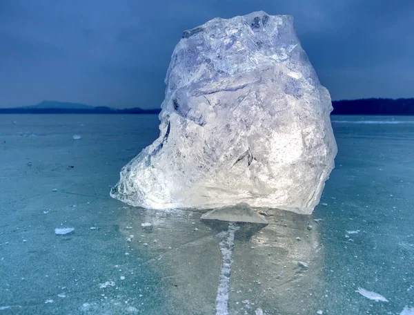 北極海の氷。凍った湖の緑フラットのブルーアイスで天然氷の大部分 — ストック写真