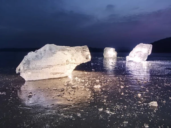 Dettaglio vista in un ghiaccio con graffi profondi e crepe. Foglia tagliata — Foto Stock