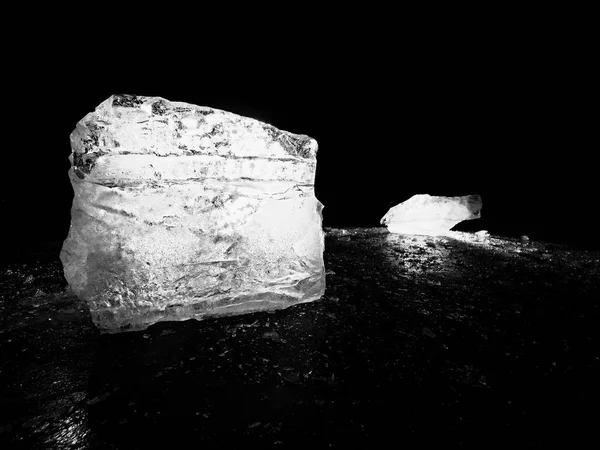 Isiga vinterlandskapet - tjock is täckte iland. Kraschade isflak — Stockfoto