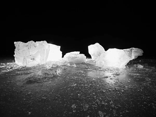 Los icebergs y los témpanos de hielo reflejaban la luz de la noche, nivel de hielo plano en la bahía silenciosa —  Fotos de Stock