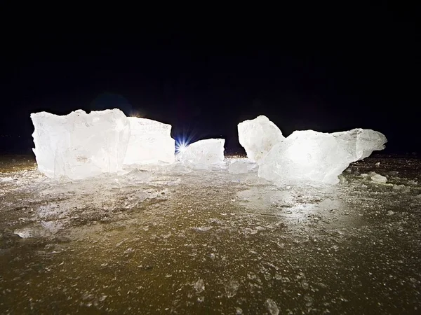 블루 아이스 큐브 플랫 빙하 표면에 빛나는. 자리 빛이 빛나는 세부 사항에 감사 — 스톡 사진