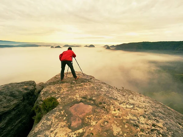 Professional hiker and photographer shooting in nature with a digital camera and a tripod — Stock Photo, Image