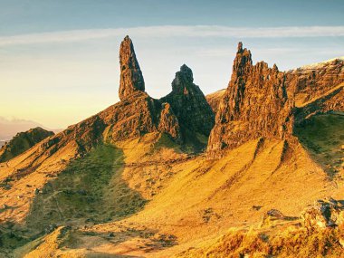 Yaşlı adam Storr Skye ünlü görünümüne