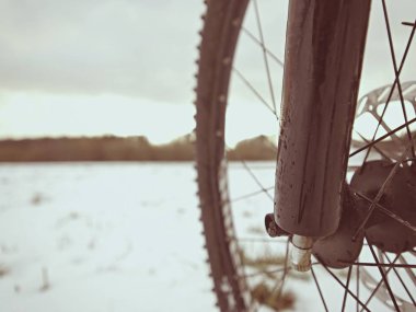 Kışın kar mountine Bisiklete binmek. Aşırı hava, kaygan yol alanında, Görünümü Kapat