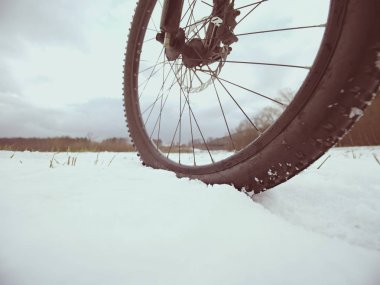 Karda bisiklet tekerleği. Detaylı aşırı düşük ayak bileği görünümü kapatın. Under karlı 