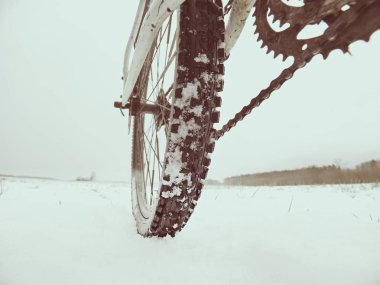 Arka jant mtb detayını. Off road lastik kara günü erime pul kar. Alan kışın.