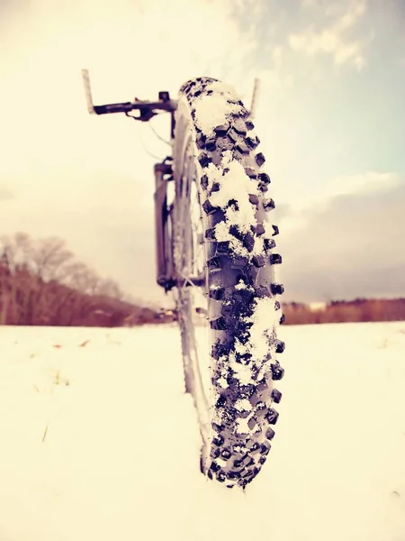 Roue avant du vélo de montagne tout en neige . — Photo