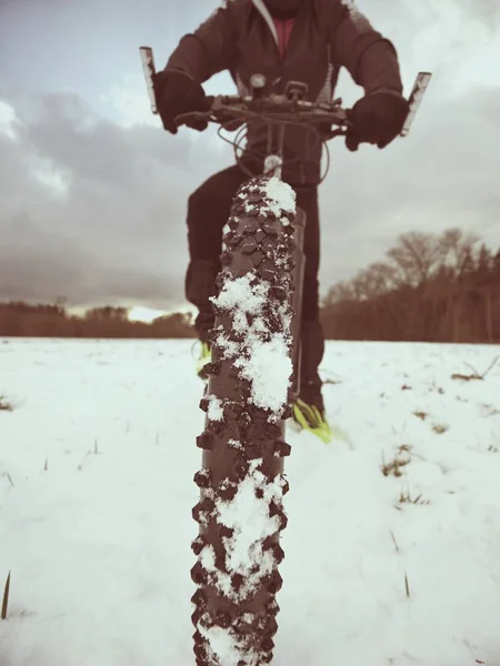 Велогонщик на зимнем велосипеде остается в снегу. Зимняя спортивная концепция . — стоковое фото